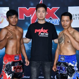 “ซุปเปอร์แบงค์ พรฉิมพลี ” นักชกเจ้าถิ่นเด็กพัทยา มาด้วยสไตล์พลังกำปั้นหนัก จอมน็อคเอ้าท์กดคู่ชกหลับมาหลายคน ท้าชนมวยฝีมือฟอร์มสด “ชาติพยัคฆ์ ศิษย์ลมหนาว” นักชกจอมเก๋า ชกได้หลากหลายได้ทั้งบู้ และ ฝีมือ ในกติกามวยไทย รุ่น 61 kg.